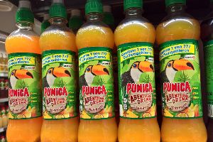 Punica-Saftflaschen in einem Regal