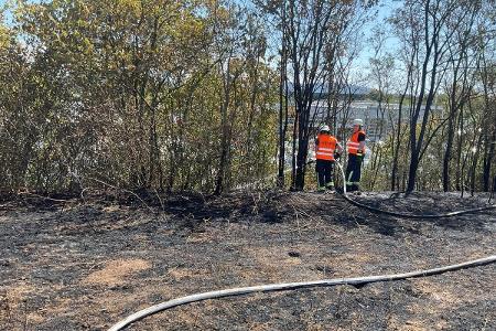 Einsatzkräfte der Feuerwehr Offenburg bei Nachlöscharbeiten