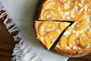 Pfirsich-Hüttenkäse-Kuchen mit feiner Zitronennote