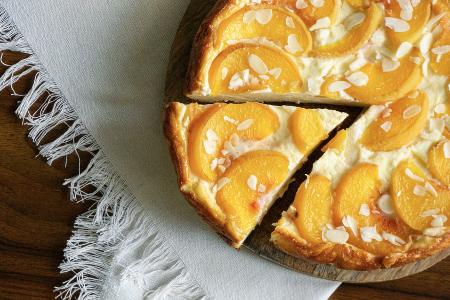 Pfirsich-Hüttenkäse-Kuchen mit feiner Zitronennote