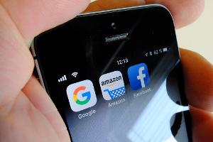 Logos für Apps der US-Internetkonzerne Google (l-r), Amazon und Facebook sind auf dem Display eines Smartphones zu sehen.