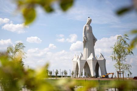 Die riesige Marienstatue im polnischen Dorf Konotopie gilt als die größte Europas.