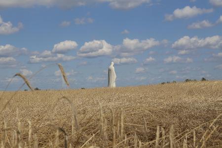 Gigantische Marienstatue im polnischen Dorf Konotopie