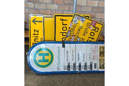 Aufgefundene Verkehrsschilder-Quelle: Polizei Saalfeld