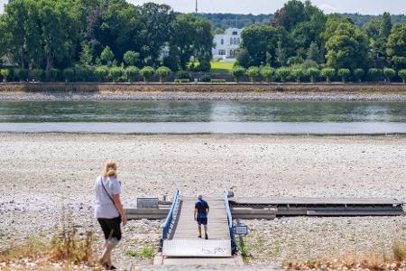 Niedrigwasser im Rhein in Bonn. Die Grünen fordern "intakte Flüsse als Priorität".