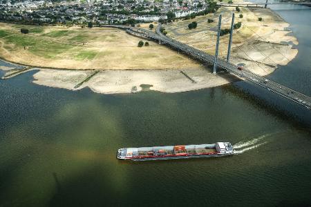 Niedrigwasser in Düsseldorf. Wenn wenig Wasser im Rhein fließt, können die Binnenschiffe auch weniger Ladung transportieren.