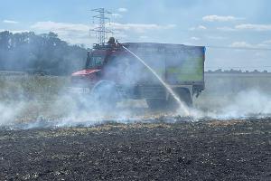 Mit Hilfe eines Schnellangriffs über eine Dachluke des Tanklöschfahrzeugs wird eine Ausbreitung des Feuers verhindert