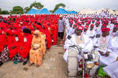 Brautpaare nehmen an einer Massenhochzeit in Nigeria teil.
