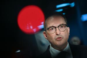 Bundesinnenminister Alexander Dobrindt (CSU) will die Forschung zur Drohnensicherheit ausbauen. (Archivbild)