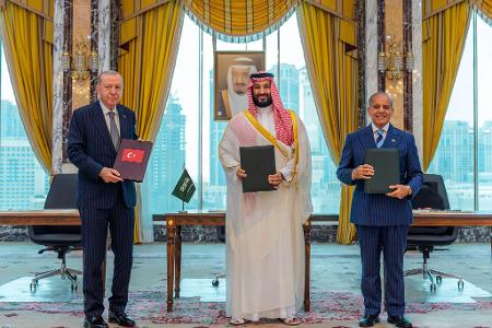 Der türkische Präsident Erdogan (l), Saudi-Arabiens Kronprinz Salman (M) und der pakistanische Premier Sharif unterzeichneten den Pakt in Mekka.