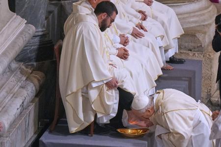 Papst Leo XIV. wäscht und küsst die Füße von Priestern in Rom am Gründonnerstag in der Lateranbasilika. (Archivbild)