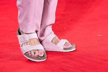 Filmstar Jason Momoa trägt auf dem roten Teppich in Venedig Sandalen ohne Socken. (Archivbild)