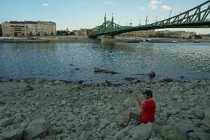 In Budapest führt die Donau wenig Wasser - Relikte aus der Vergangenheit kommen zum Vorschein.