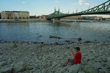 In Budapest führt die Donau wenig Wasser - Relikte aus der Vergangenheit kommen zum Vorschein.