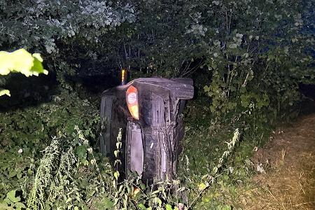 Betrunken mit Auto überschlagen.