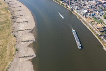 Das Niedrigwasser im Rhein bereitet der Schifffahrt große Probleme. (Archivbild)