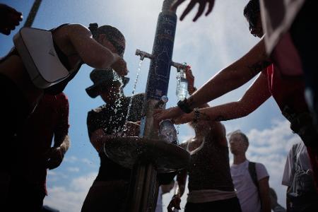 Nicht nur in Paris scharen sich die Menschen in diesem Sommer um Trinkbrunnen. (Archivbild)