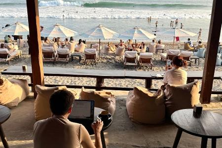 Am Strand von Canggu wird morgens gesurft und dann im Café gearbeitet.