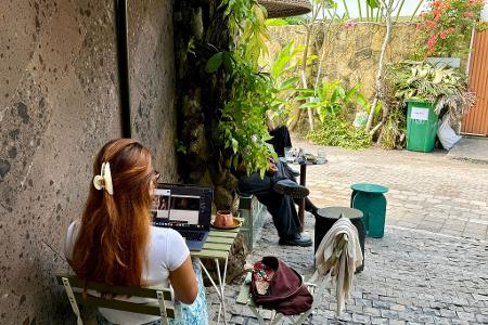 In den meisten Cafés in Canggu sitzen Remote Worker vor ihren Laptops.