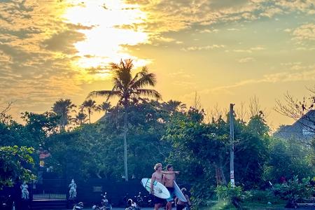 Surfen bei Sonnenaufgang - einer der Vorteile für Menschen, die mobil in Canggu arbeiten.