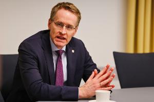 Angesichts der aktuellen Bedrohungslage sollten die Kompetenzen von Bund und Ländern noch stärker gebündelt werden, sagt Schleswig-Holsteins Ministerpräsident Daniel Günther (CDU). (Archivbild)