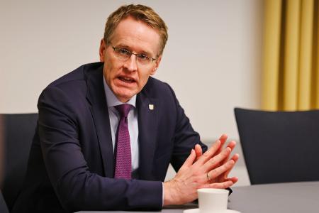 Angesichts der aktuellen Bedrohungslage sollten die Kompetenzen von Bund und Ländern noch stärker gebündelt werden, sagt Schleswig-Holsteins Ministerpräsident Daniel Günther (CDU). (Archivbild)