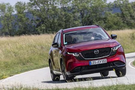 Mazda CX-5 2,5l E-Skyactive G fährt auf einer Landstraße durch eine grüne Landschaft.