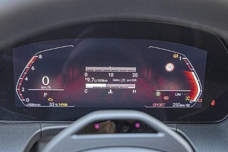 Digitales Kombiinstrument des Mazda CX-5 2,5l E-Skyactive G, Nahaufnahme der Armaturenanzeige.
