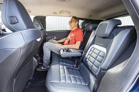 Innenaufnahme des Citroen C5 Aircross Hybrid, Rücksitzbank mit einer Person auf dem Rücksitz.
