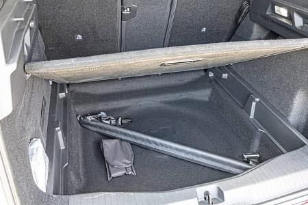 Der geöffnete Kofferraum eines Citroen C5 Aircross Hybrid mit hochgeklappter Bodenabdeckung und sichtbarem Staufach.