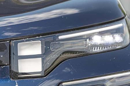 Detailaufnahme des LED-Scheinwerfers eines Citroen C5 Aircross Hybrid.