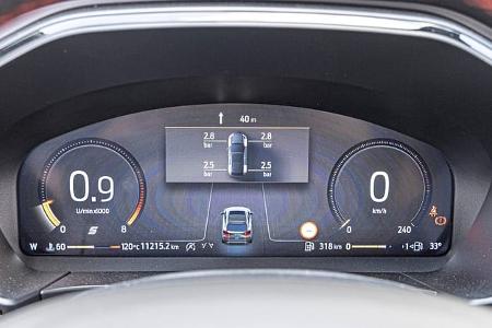 Digitales Kombiinstrument des Ford Kuga 1,5l EcoBoost mit Anzeige von Drehzahl, Geschwindigkeit und Reifendruck.