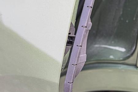 Detailaufnahme der hinteren Tür eines Ford Kuga 1,5l EcoBoost mit ausgefahrenem Türkantenschutz.
