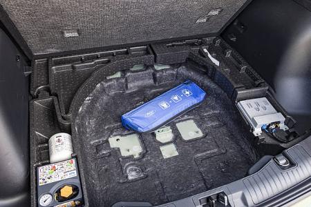 Reserveradmulde und Staufach im Kofferraum eines Ford Kuga 1,5l EcoBoost mit Pannenset und Bordwerkzeug.