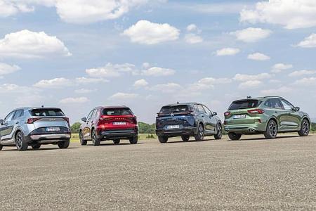 Vier Kompakt-SUVs (Mazda CX-5, Citroen C5 Aircross Hybrid, Ford Kuga, Kia Sportage) nebeneinander auf freier Asphaltfläche, Heckansicht.