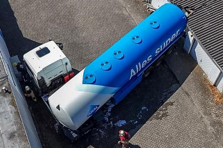 Tank-Lkw eingeklemmt