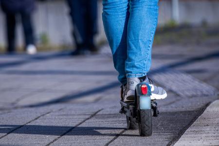 Die Fahrbahn falsch benutzen oder verbotenerweise auf dem Gehweg fahren - das birgt laut einer Expertin das größte Unfallrisiko bei der Fahrt mit einem E-Scooter. (Archivbild)