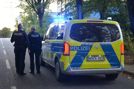 Symbolbild Streifenwagen mit Blaulicht und Polizistinnen