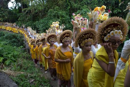 Frauen in traditioneller Tracht danken mit dem Ritual "Usaba Sri" Gott für eine reichhaltige Ernte