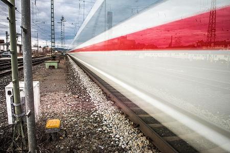 Symbolbild der Bundespolizei; vom Bahnbetrieb können Gefahren ausgehen, vor allem auch dort, wo sich Straßen- und Zugverkehr kreuzen