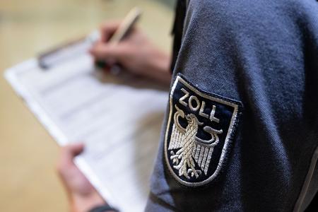 Den Kontrolleuren des Zolls begegnen viele Tricks zur Umgehung des Mindestlohns. (Archivbild)