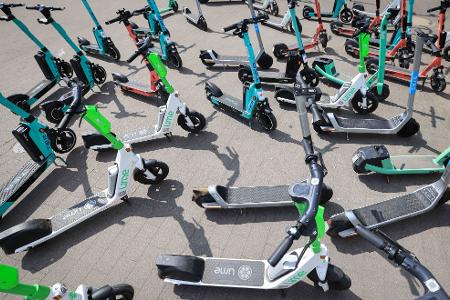 Auch wenn es sich in Großstädten nicht unbedingt so anfühlt: Die Zahl der zur Miete angebotenen E-Scooter ist zuletzt gesunken. (Archivbild)