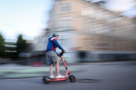 Private E-Scooter erfreuen sich wachsender Beliebtheit in Deutschland. (Archivbild)