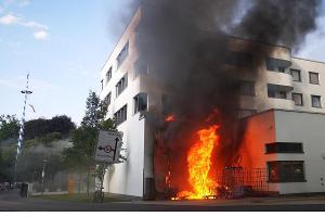Brand eines Lkws in einer Ladebucht