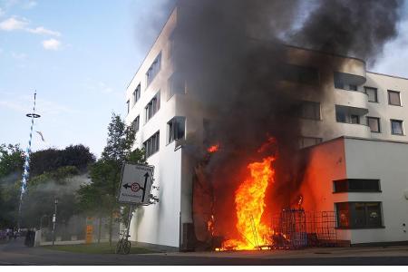 Brand eines Lkws in einer Ladebucht