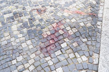 Am Tatort ist ein großer Blutfleck zu sehen. 