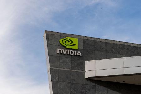 Nvidia profitiert vom KI-Boom, weil Chipsysteme des Konzerns die Hauptrolle in Rechenzentren für Künstliche Intelligenz spielen. (Archivbild)
