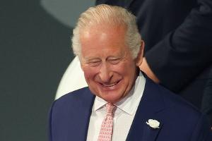 König Charles schenkt Hutmacherin eine Weizenernte