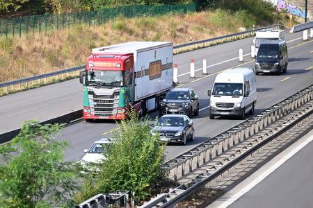Lastwagen sollen Lieferungen übernehmen, die wegen des Niedrigwassers in Flüssen nicht per Schiff transportiert werden können (Symbolbild)