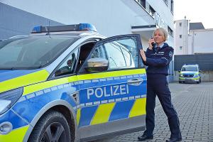 Symbolbild Streifenwagen mit Polizistin